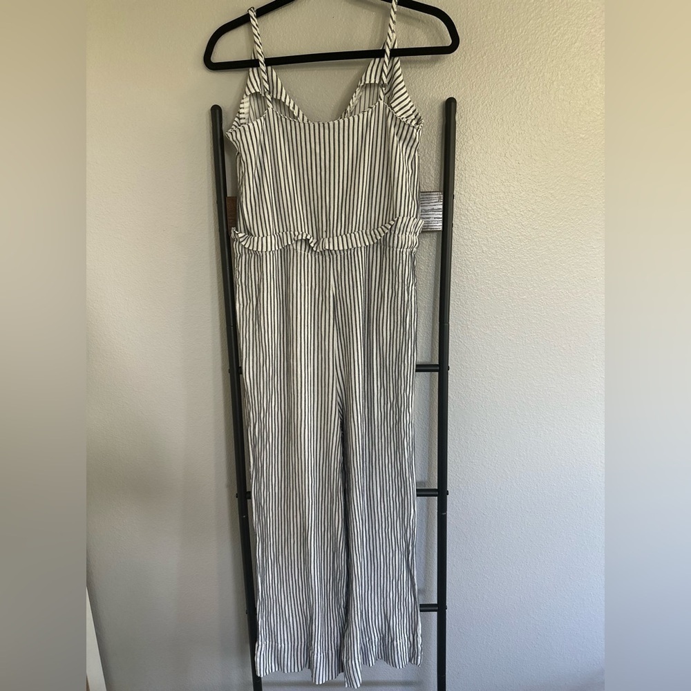 Splendid Crosshatch Linen Natural/Navy Stripes with Tie Waist Jumpsuit. Large. - Picture 13 of 14